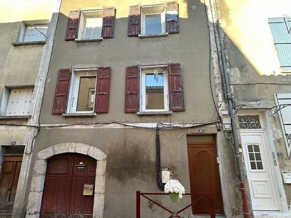 Studio 4 pièces 111 m² 