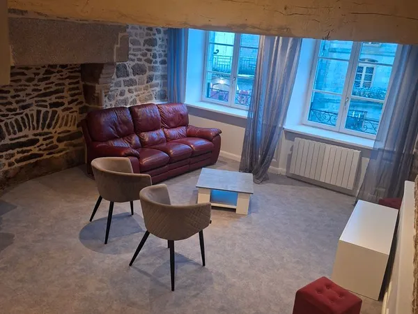 Grand appartement lumineux en plein centre de Moncontour 