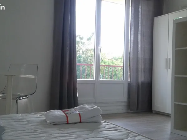 Chambre meublée étudiante avec balcon 