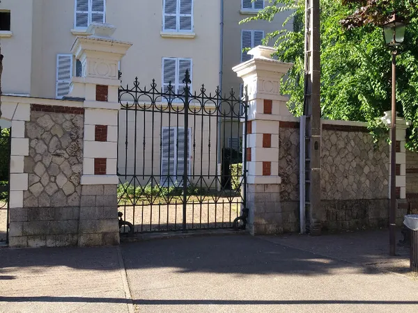 MANTES LA JOLIE GARE CENTRE VILLE APPARTEMENT Type F4 DE 94.6 M² 
