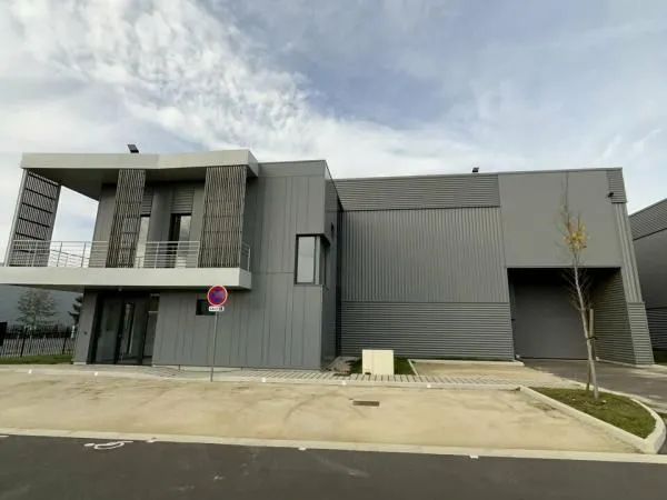 Local d'activité 872 m² 