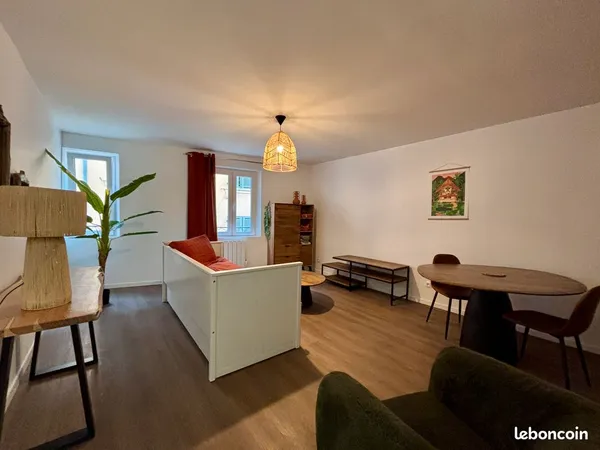 Studio meublé refait à neuf 4ème étage 