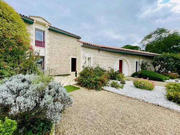 BELLE PROPRIÉTÉ 6 CH, LOGEMENT ANNEXE, PISCINE, PARC PAYSAGÉ 