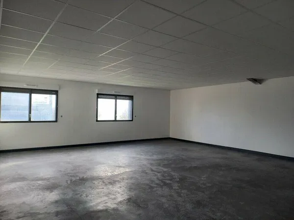 Bureau 77 m² 