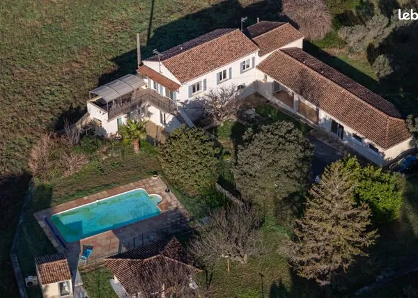 Maison 6 pièces 233 m² 
