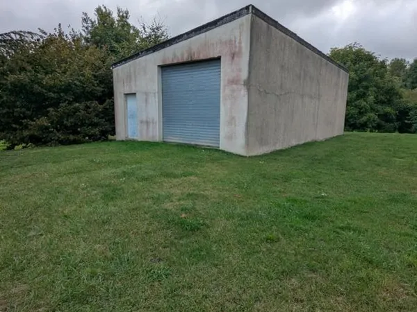 Garage 92 m² Balan 