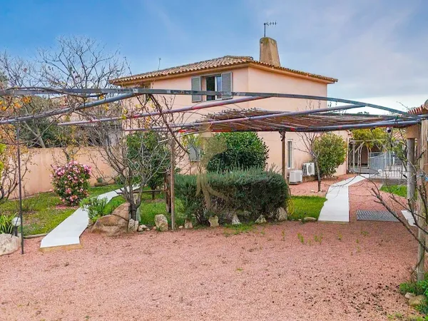 Maison familiale avec jardin piscine à Lecci 