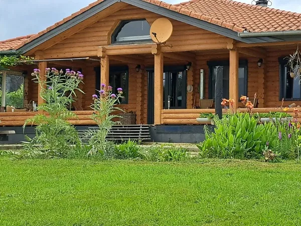 Maison en bois magnifiquement située, neutre en CO2 avec une vue phénoménale sur les Pyrénées. 