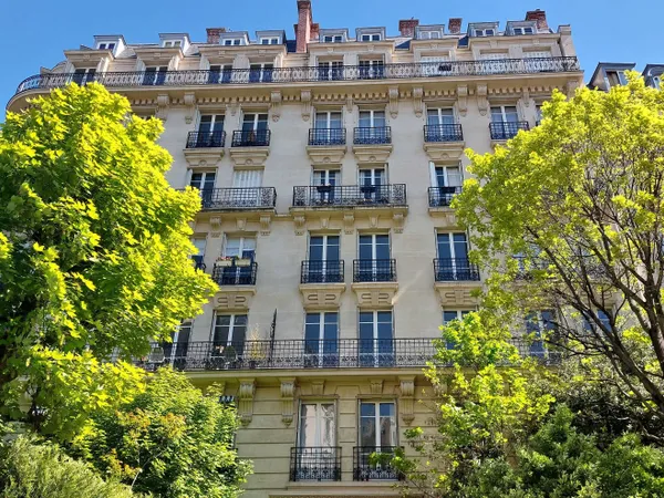 Vends très bel appartement de 169m², 4 chambres, cachet de l'ancien, proche Passy, au calme, 