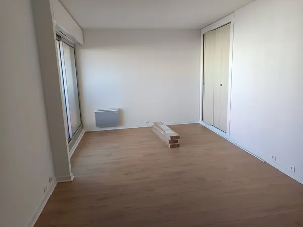 A LOUER PARIS, MAGNIFIQUE STUDIO 30m² + Loggia 9m² + cave 6m² 