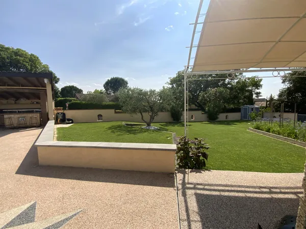 Villa plain pied sur 1000 m2 de terrain avec piscine. 