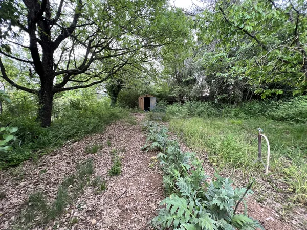 A VENDRE TERRAIN CONSTRUCTIBLE AU CALME - 2070 M2 - 83470 SA 