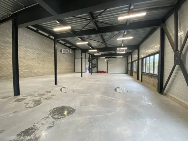 Local d'activité 808 m² 