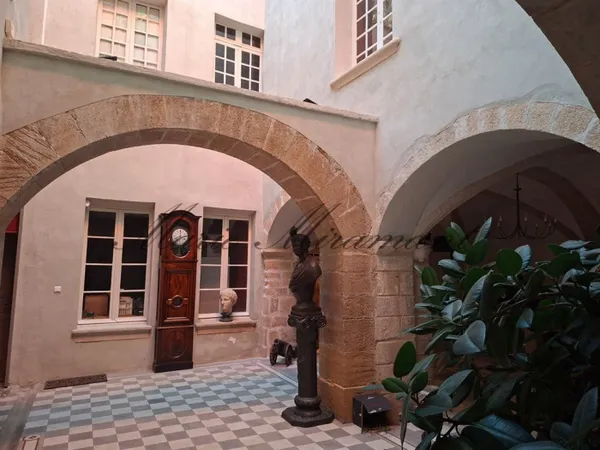 Près de Vaison-la-Romaine, hôtel particulier avec piscine et gar 