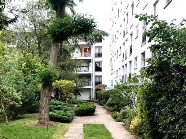 Petit studio chaleureux, dernier étage avec ascenseur, idéal pied-à-terre 