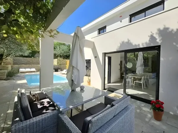 MAISON CONTEMPORAINE AVEC PISCINE - GARAGE - QUARTIER DES ME 