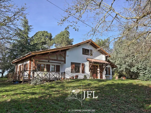 A OUSSE-SUZAN Airial avec Maison, appartement, granges et piscine 