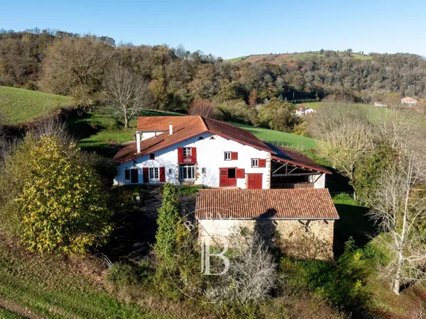 AUTHENTIQUE FERME BASQUE MEUBLEE À 35 MINUTES DE LA CÔTE BASQUE 