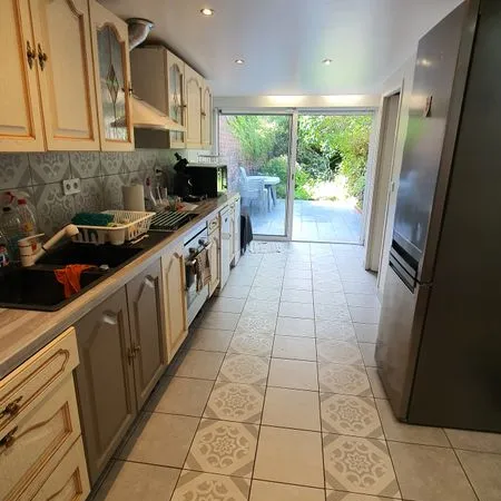 Chambre disponible dans grande maison proche transport 