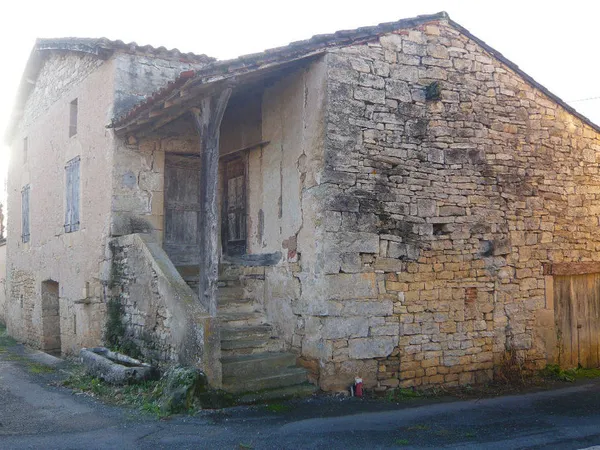 Vends maison en pierre à rénover 150m² - Havre de paix au coeur d'un village 