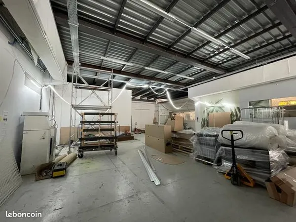 Local d'activité 457 m² 