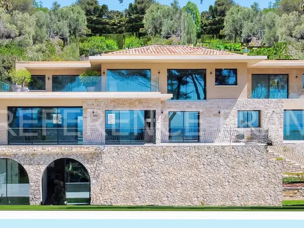 Villa contemporaine très récente avec vue panoramique mer. 