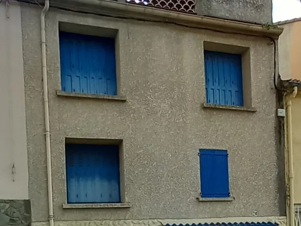 Maison de village avec grande terrasse. 