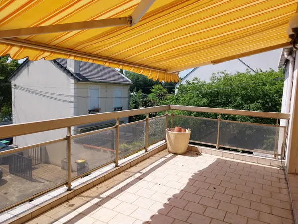 Vends maison 270m² sur les bords de la Marne comprenant un local commercial 