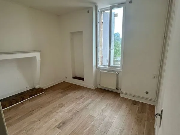 T4 luminueux dans bel immeuble en pierre 