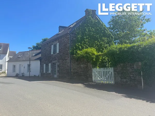 Deux charmantes propriétés dans un village animé près de Rostrenen et Saint-Nicolas-du-Pelem 