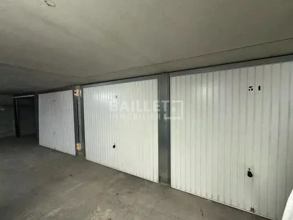 ENTREPÔT 60 M2 EN SOUS-SOL TYPE GARAGE ANTIBES Proche A8 