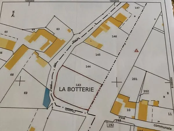 Vends terrain d'angle de 1403 m2 trè bien situé 