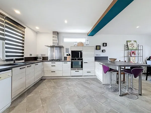 Maison rénovée à vendre à Verneuil sur Vienne - 5 pièces 3 chambres avec grand terrain ! 