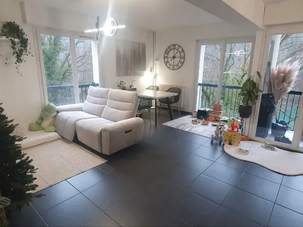 T4 meublé 80m2, internet + Alarme, très Lumineux avec vue Valserine, 30 min de la suisse 