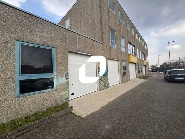 Local d'activité 157 m² 