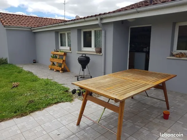 Loue maison de plain-pied, cellier, garage, terrasse, pelouse 