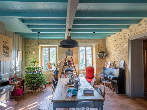Maison en pierre de 8 pièces principales 