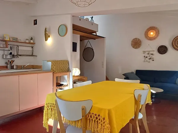 Vieux-Nice : Grand studio meublé avec Mezzanine, 3ème et dernier étage 