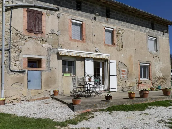 Propriété au calme, proche Puylaurens, avec grands volumes et potentiel 
