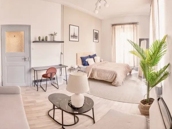 Emménage dans cette spacieuse chambre de 18 m² en