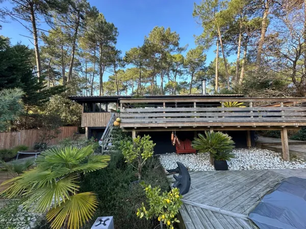 Maison familiale avec piscine à 100m du lac- Carreyre 