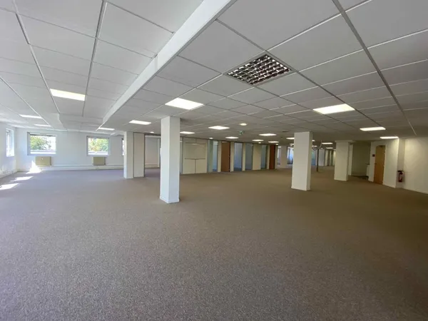 Bureaux - A LOUER - 1 969 m² divisibles à partir de 256 m² 