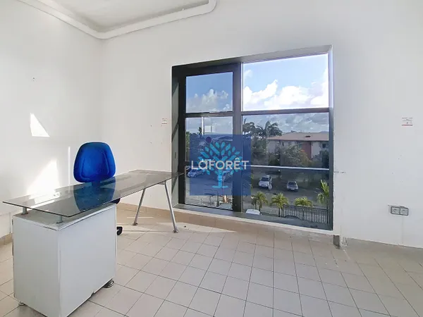 A LOUER : Local commercial / professionnel - 62 m2 - Lamentin 