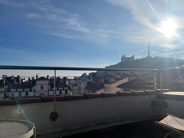 Dernier étage, terrasse vue Fourvière 
