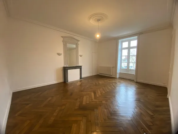 Grand appartement de 113 m2 avec cachet, moulures et beaux p 