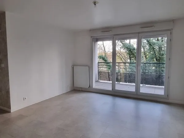 Appartement 3 pièces avec Balcon et Parking à deux pas du RER D et commerces, DPE: C 