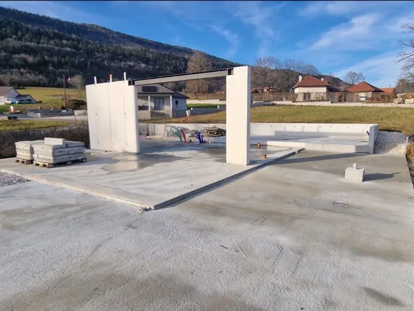 Terrain constructible avec chantier en cours pour maison ossature bois secteur SUTRIEU. 
