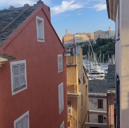 T3 traversant de 64 m² avec balcon - Climatisé 