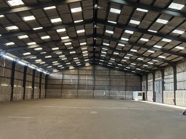 Local d'activité 5618 m² 