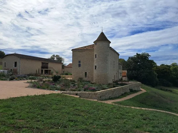 DOMAINE MAGNIFIQUEMENT RETAURE sur 13 hectares 